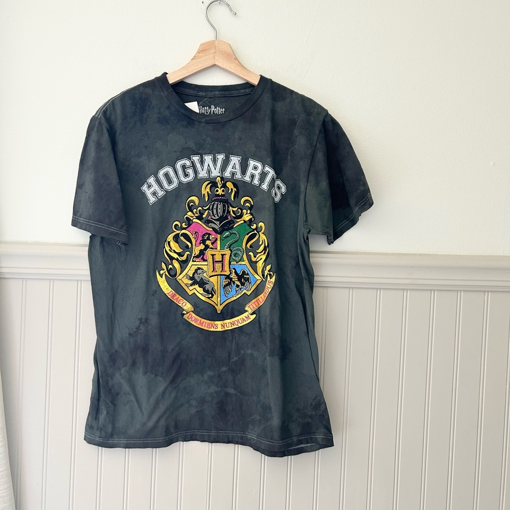 ⭐️ NEW Harry Potter Black Mineral Wash Hogwarts Crest Graphic Tee Size Medium